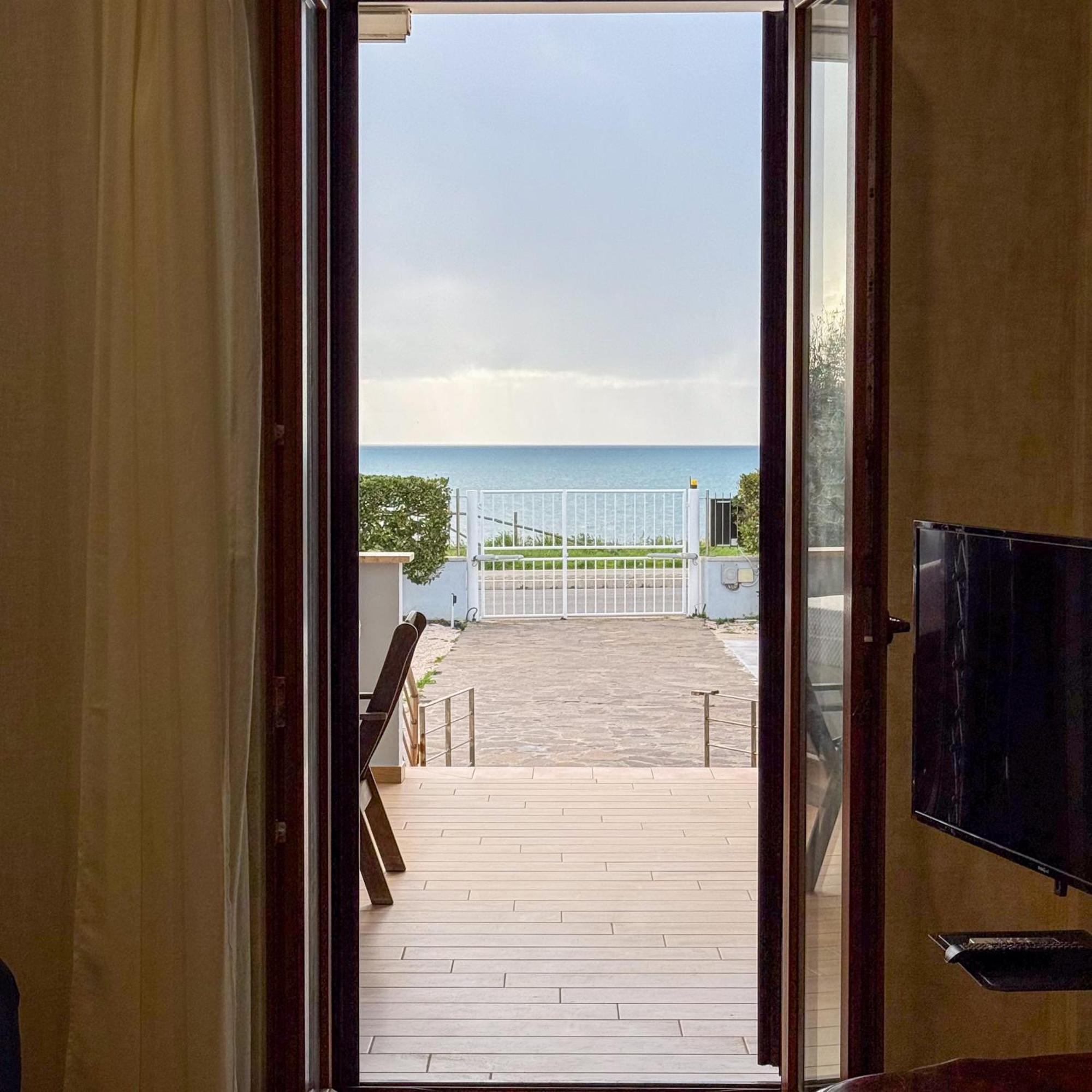 Edo House Anzio - Beachfront - Fronte Mare - Affittacamere Exterior photo