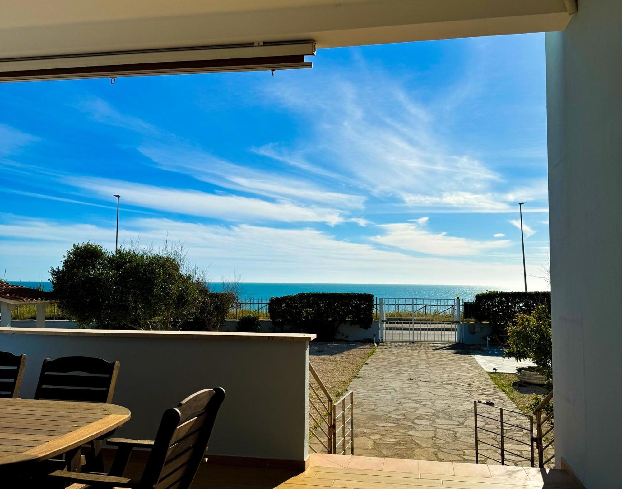 Edo House Anzio - Beachfront - Fronte Mare - Affittacamere Exterior photo